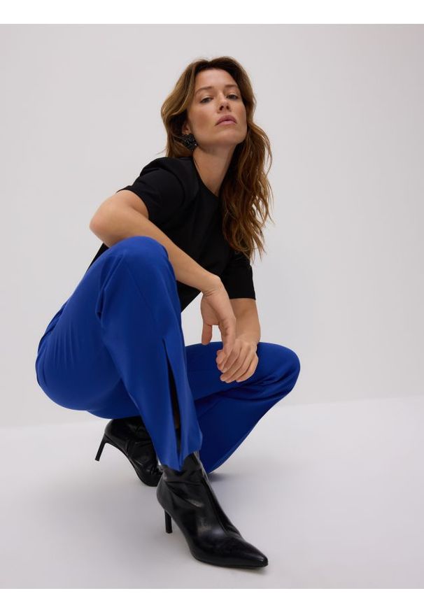 Reserved - Spodnie z rozcięciami long leg - niebieski. Kolor: niebieski. Materiał: tkanina, wiskoza