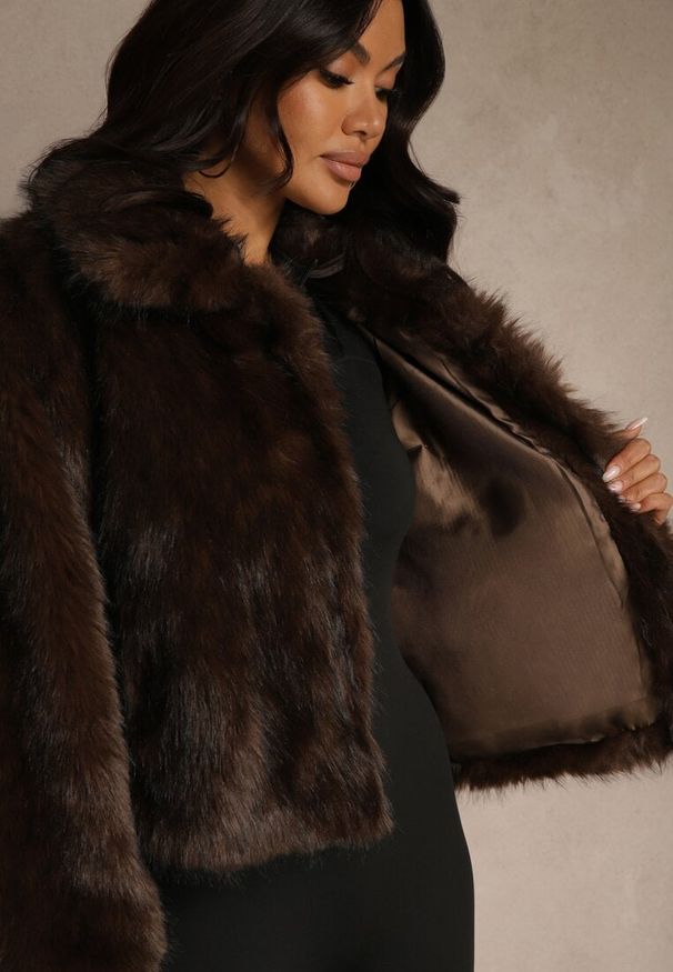 Renee - Brązowa Kurtka Futerko o Fasonie Cropped z Kołnierzem Abentia. Okazja: na co dzień. Kolor: brązowy. Materiał: futro. Sezon: zima. Styl: casual