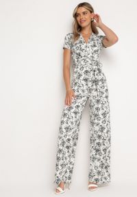 Born2be - Biało-Czarny Kombinezon w Kwiaty z Krótkim Rękawem i Dekoltem w Serek z Długimi Nogawkami Nestaanne. Okazja: na co dzień. Kolor: biały. Materiał: jeans. Długość rękawa: krótki rękaw. Długość: krótkie. Wzór: kwiaty. Styl: wizytowy, casual, elegancki #1