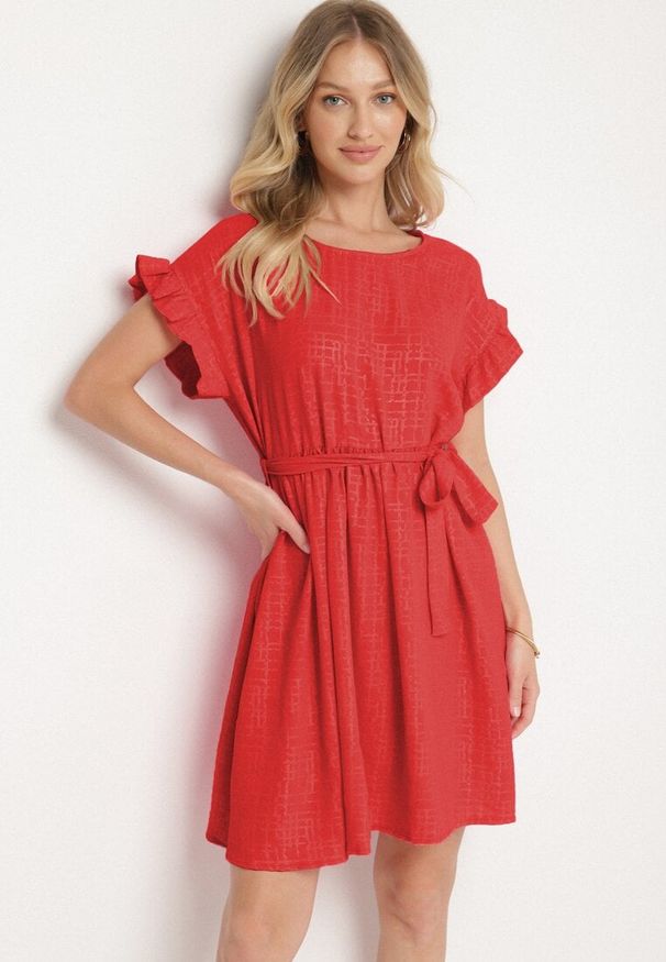 Born2be - Czerwona Sukienka Ozdobiona Falbankami i Paskiem Izulira. Typ kołnierza: kołnierz z falbankami. Kolor: czerwony. Wzór: aplikacja. Styl: elegancki