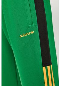 adidas Originals - Spodnie. Kolor: zielony. Materiał: bawełna, poliester, dzianina. Wzór: aplikacja #4