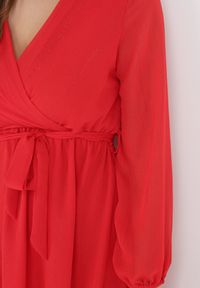Born2be - Czerwona Sukienka Pronestra. Kolor: czerwony. Materiał: materiał, tkanina. Wzór: gładki. Typ sukienki: kopertowe. Styl: elegancki. Długość: mini #6