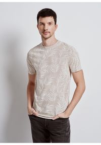 Ochnik - Beżowy T-shirt z printem męski. Kolor: beżowy. Materiał: bawełna. Wzór: nadruk