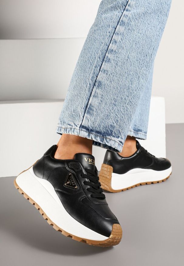 Renee - Czarne Sneakersy Vices na Platformie Ozdobione Metaliczną Aplikacją Nelviera. Okazja: na co dzień. Kolor: czarny. Materiał: jeans. Wzór: aplikacja. Obcas: na platformie