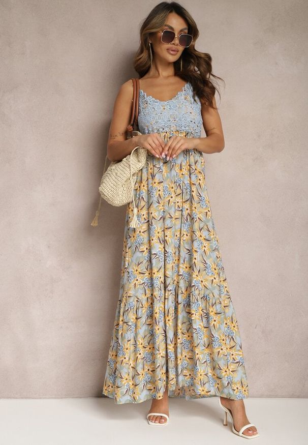 Renee - Jasnoniebieska Rozkloszowana Sukienka Maxi z Wiskozy w Kwiatowy Print na Ramiączkach Roisintia. Kolor: niebieski. Materiał: wiskoza. Długość rękawa: na ramiączkach. Wzór: kwiaty, nadruk. Długość: maxi