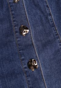 Renee - Niebieska Bawełniana Rozkloszowana Sukienka z Jeansu Ozdobiona Guzikami Sofeis. Okazja: na co dzień. Typ kołnierza: dekolt gorset. Kolor: niebieski. Materiał: bawełna, jeans. Wzór: aplikacja. Typ sukienki: proste, gorsetowe. Styl: casual #5