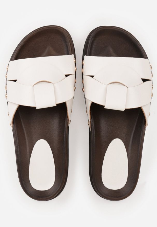 Born2be - Białe Klapki z Przeplatanymi Paskami i Nitami przy Podeszwie Marivyn. Okazja: na co dzień, na randkę. Kolor: biały. Materiał: len. Sezon: lato. Styl: casual, elegancki