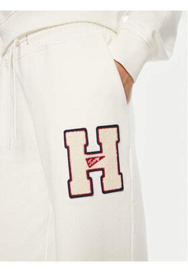Tommy Jeans Spodnie dresowe H Graphic DW0DW20558 Biały Regular Fit. Kolor: biały. Materiał: bawełna