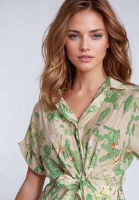 Born2be - Zielona Sukienka Taliowana z Koszulową Górą w Abstrakcyjny Wzór Namselle. Okazja: na co dzień. Kolor: beżowy. Materiał: jeans, wiskoza. Wzór: aplikacja. Typ sukienki: koszulowe. Styl: wizytowy, klasyczny, casual #7