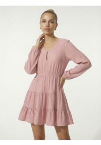 Sinsay - Sukienka mini babydoll ze strukturalnego materiału - różowy. Kolor: różowy. Materiał: materiał. Długość: mini #1