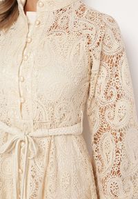 Born2be - Jasnobeżowa Koronkowa Sukienka Midi z Wiązanym Paskiem Azraella. Kolor: beżowy. Materiał: koronka. Długość rękawa: na ramiączkach. Długość: midi #3