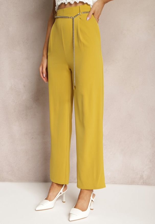 Renee - Żółte Eleganckie Spodnie z Rozszerzanymi Nogawkami Wykończone Ozdobnym Łańcuszkiem w Pasie Hamophona. Okazja: na spotkanie biznesowe. Stan: podwyższony. Kolor: żółty. Styl: elegancki