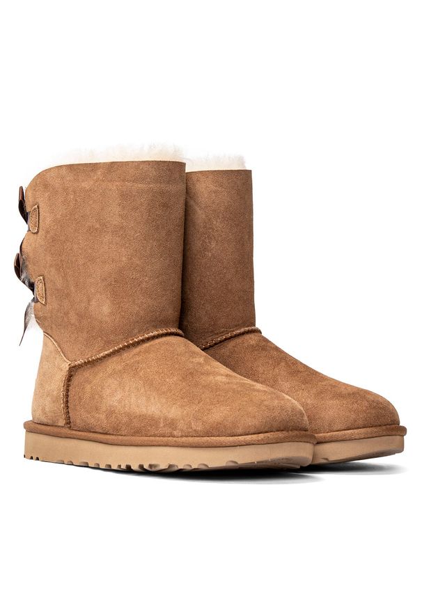 Ugg - UGG W Bailey Bow II Buty zimowe damskie. Okazja: na plażę. Kolor: brązowy. Materiał: wełna, materiał, zamsz. Szerokość cholewki: normalna. Wzór: aplikacja. Sezon: zima. Styl: klasyczny, elegancki, młodzieżowy
