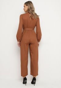 Born2be - Brązowy Bawełniany Kombinezon o Kopertowym Kroju z Paskiem i Gumką w Talii Mirrira. Kolor: brązowy. Materiał: bawełna. Długość rękawa: długi rękaw. Długość: długie. Styl: klasyczny, elegancki #5