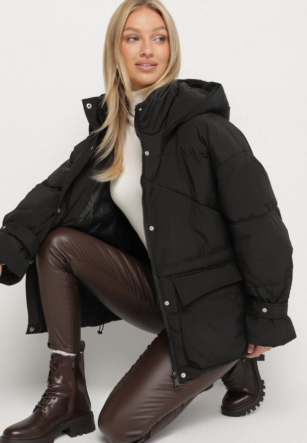 Born2be - Czarna Pikowana Kurtka Oversize z Kapturem i Paskami przy Rękawach Unitessa. Okazja: na spacer, na co dzień. Typ kołnierza: kaptur. Kolor: czarny. Materiał: jeans. Wzór: paski. Styl: casual