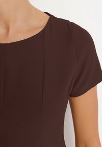 Born2be - Brązowa Rozkloszowana Sukienka z Krótkim Rękawem i Ozdobnymi Przeszyciami Meporea. Okazja: na co dzień. Kolor: brązowy. Długość rękawa: krótki rękaw. Styl: casual, elegancki, klasyczny #6