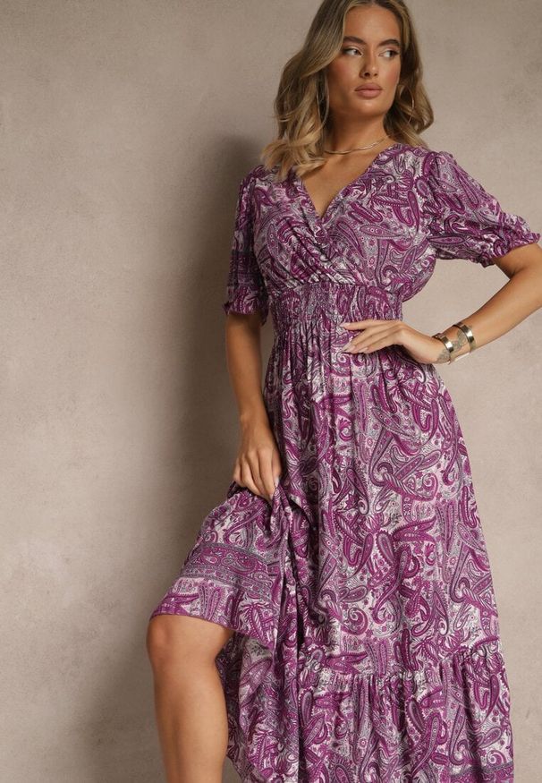 Renee - Ciemnoróżowa Rozkloszowana Sukienka z Bawełny Zdobiona Wzorem Paisley Folitea. Typ kołnierza: dekolt w serek. Kolor: fioletowy. Materiał: bawełna. Wzór: paisley, aplikacja. Sezon: wiosna