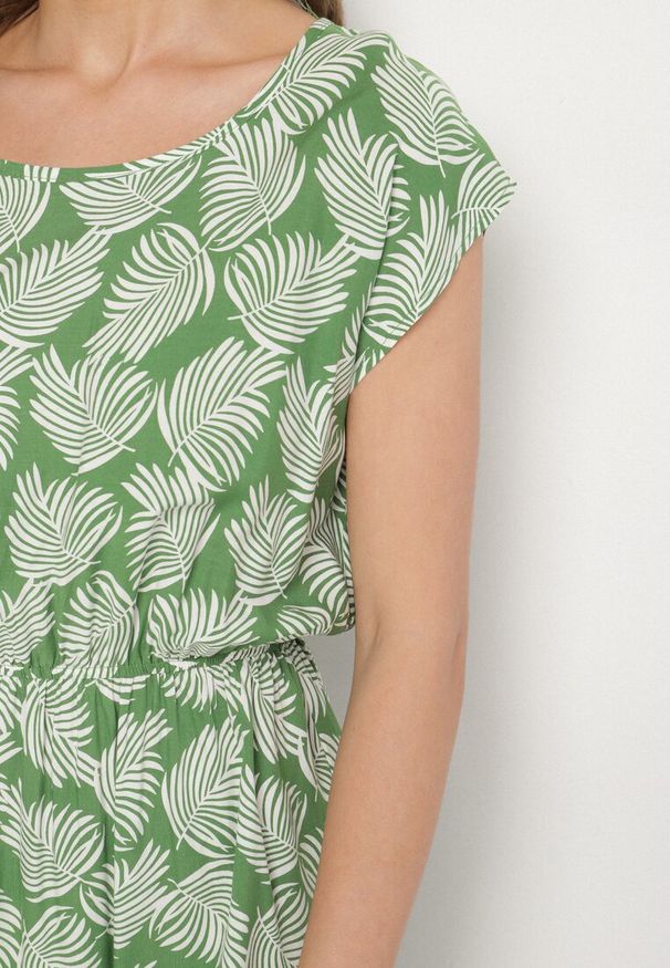 Born2be - Zielona Sukienka o Rozkloszowanym Kroju z Gumką w Pasie i Krótkim Rękawem Serive. Okazja: na co dzień, na spotkanie biznesowe. Kolor: zielony. Długość rękawa: krótki rękaw. Typ sukienki: rozkloszowane. Styl: biznesowy, casual, elegancki, klasyczny
