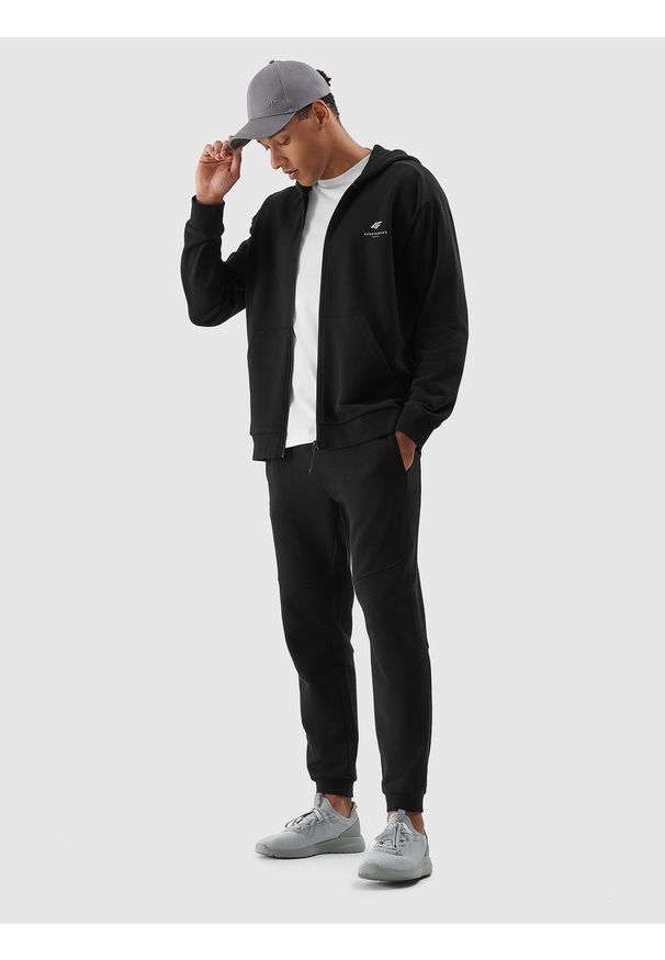 4f - 4F Bluza dresowa rozpinana z kapturem z bawełny organicznej męska - czarna M. Okazja: na co dzień. Typ kołnierza: kaptur. Kolor: czarny. Materiał: bawełna, dresówka. Wzór: gładki, nadruk, ze splotem. Styl: sportowy, casual
