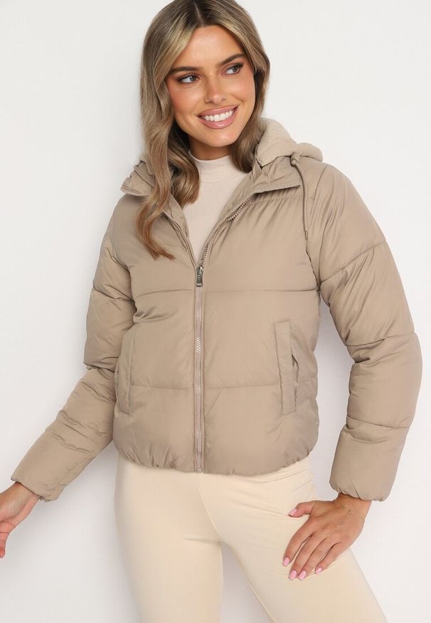 Born2be - Jasnobeżowa Pikowana Kurtka w Stylu Bomberki z Kapturem Mivuna. Okazja: na co dzień. Typ kołnierza: kaptur. Kolor: beżowy. Materiał: jeans. Długość: krótkie. Styl: casual