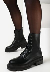 Born2be - Czarne Botki Acevedo. Nosek buta: okrągły. Kolor: czarny. Materiał: skóra ekologiczna. Szerokość cholewki: normalna. Wzór: moro, gładki. Styl: klasyczny, militarny #5
