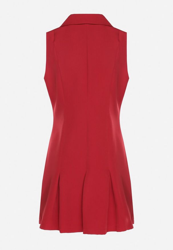 Born2be - Czerwona Koszulowa Sukienka z Ozdobnymi Guzikami Redellee. Okazja: na co dzień, na spacer. Typ kołnierza: kołnierzyk klasyczny. Kolor: czerwony. Typ sukienki: koszulowe. Styl: casual, klasyczny