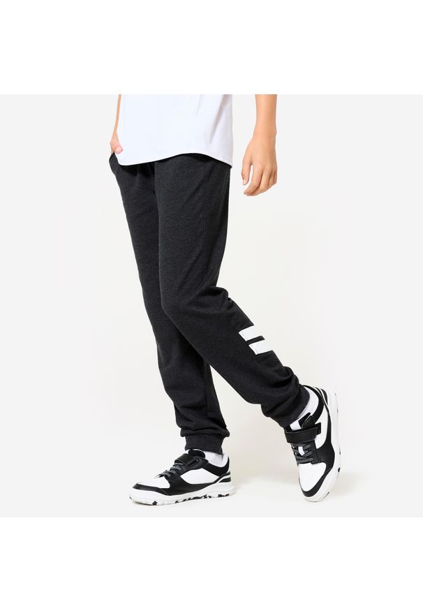 DOMYOS - Spodnie dresowe dla dzieci Domyos 100. Kolekcja: plus size. Kolor: brązowy, czarny, wielokolorowy. Materiał: dresówka. Sport: joga i pilates