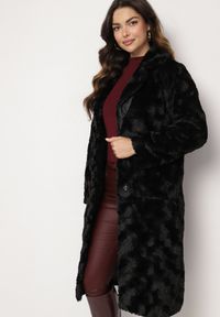 Born2be - Czarny Płaszcz z Pikowanym Futerkiem i Wsuwanymi Kieszeniami Vertika. Okazja: na co dzień. Kolor: czarny. Materiał: futro. Długość rękawa: długi rękaw. Długość: długie. Styl: wizytowy, casual #3