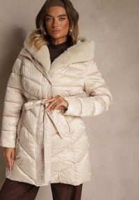 Renee - Beżowa Kurtka z Pikowanym Przeszyciami Wiązanym Paskiem i Kapturem z Futrem Fenida. Kolor: beżowy. Materiał: futro. Styl: elegancki #8