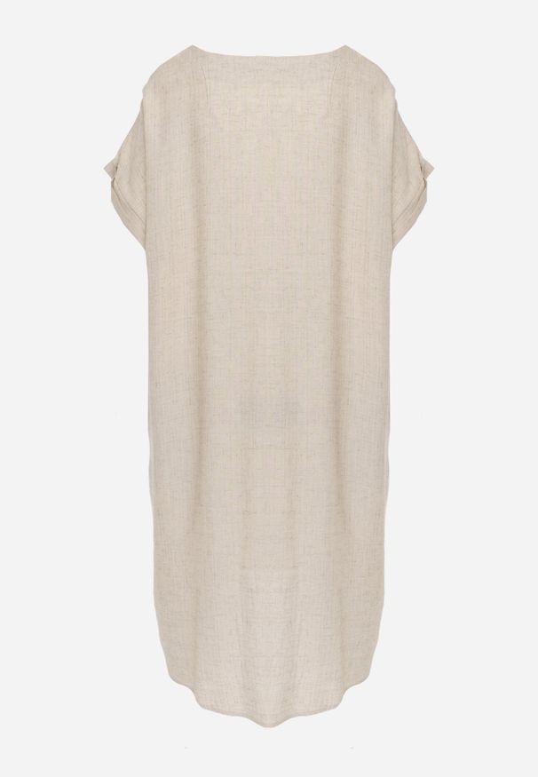 Renee - Beżowa Sukienka o Pudełkowym Kroju z Lnem i Wiskozą Zdobiona Guzikiem Mezynore. Kolekcja: plus size. Kolor: beżowy. Materiał: wiskoza, len. Wzór: aplikacja. Typ sukienki: dla puszystych. Styl: boho, wakacyjny