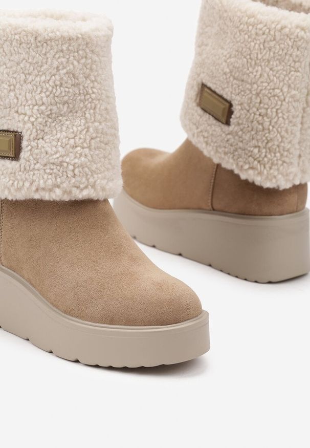 Born2be - Beżowe Botki na Koturnie z Wywijaną Cholewką i Barankiem Irilaura. Okazja: na co dzień. Kolor: beżowy. Materiał: wełna, jeans. Szerokość cholewki: normalna. Obcas: na koturnie. Styl: elegancki, wizytowy, casual