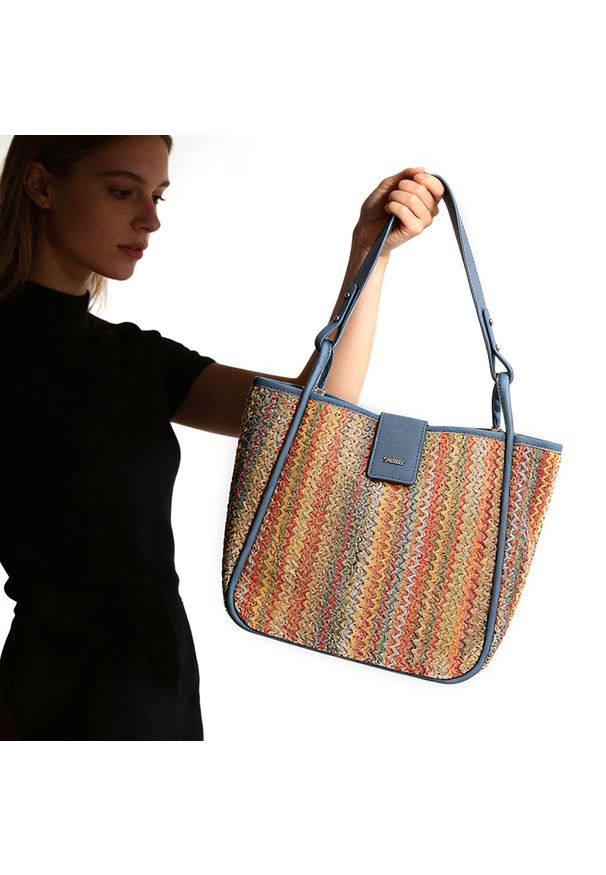 Torebka 2 w 1 damska Rieker, z plecionego materiału tekstylnego z elementami materiału syntetycznego o sztywnej formie z długimi uchwytami do noszeni. Sezon: wiosna, lato. Styl: casual, elegancki, boho