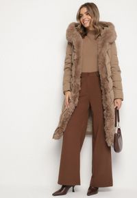 Born2be - Beżowa Pikowana Kurtka z Futerkowym Obszyciem i Paskiem Samiria. Okazja: na co dzień, do pracy, na spotkanie biznesowe. Kolor: beżowy. Materiał: poliester, dzianina, jeans, futro. Styl: biznesowy, klasyczny, casual #1