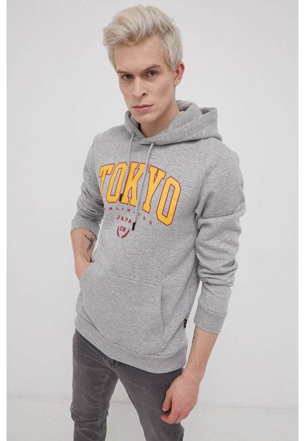 Only & Sons Bluza męska kolor szary z kapturem z nadrukiem. Okazja: na co dzień. Typ kołnierza: kaptur. Kolor: szary. Materiał: bawełna. Wzór: nadruk. Styl: casual
