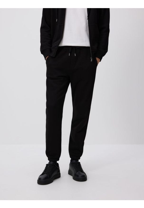 Reserved - Spodnie dresowe regular fit - czarny. Kolor: czarny. Materiał: dresówka
