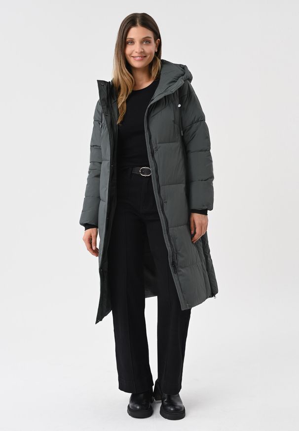 Volcano - Długi płaszcz J-DIUNA. Kolor: brązowy. Materiał: materiał. Długość: długie. Sezon: zima