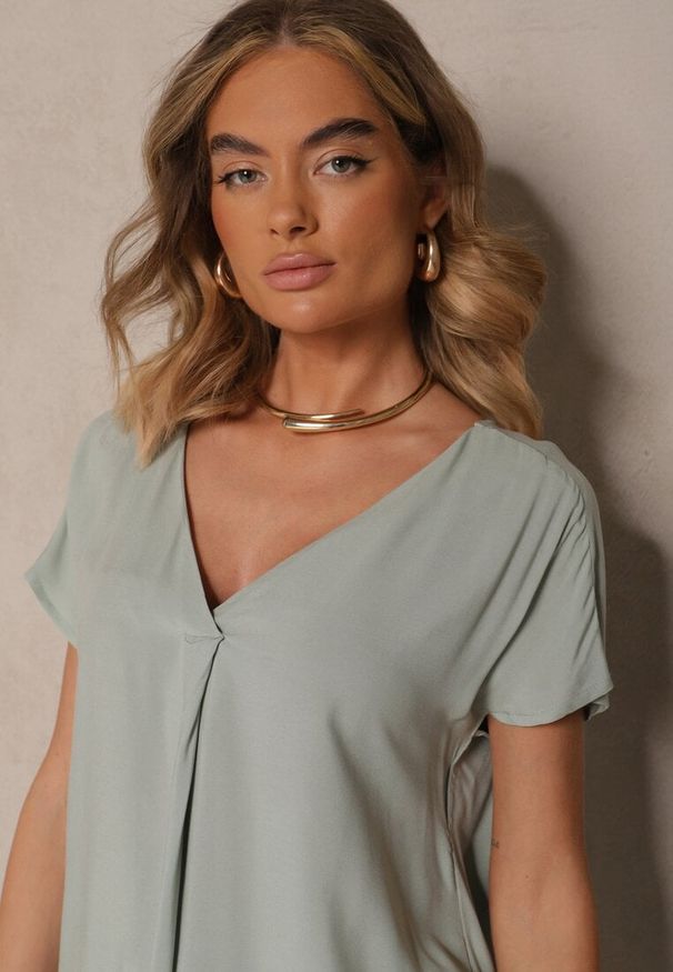Renee - Jasnozielona Nietoperzowa Bluzka z Wiskozy Zdobiona Zakładką Paslitia. Okazja: na co dzień. Typ kołnierza: dekolt w serek. Kolor: zielony. Materiał: wiskoza. Wzór: aplikacja. Styl: elegancki, casual