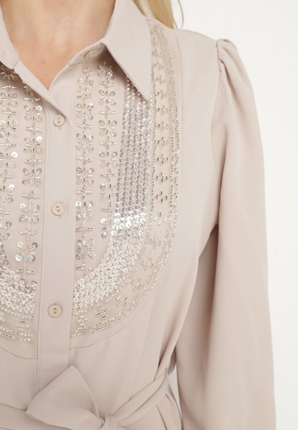 Born2be - Beżowa Sukienka Koszulowa z Paskiem Cekinami i Koralikami Danielis. Okazja: na co dzień. Typ kołnierza: kołnierzyk klasyczny. Kolor: beżowy. Materiał: skóra. Długość rękawa: długi rękaw. Wzór: aplikacja. Typ sukienki: koszulowe. Styl: casual, klasyczny