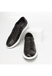 Wittchen - Męskie sneakersy skórzane na gumowej podeszwie. Nosek buta: okrągły. Kolor: czarny. Materiał: skóra. Wzór: kolorowy, jednolity. Sezon: lato #4