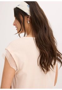 bonprix - Bawełniany T-shirt o kroju pudełkowym. Kolor: różowy. Materiał: bawełna, koronka. Długość rękawa: krótki rękaw. Długość: krótkie. Wzór: koronka #2