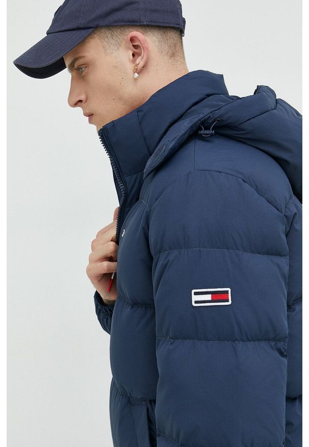 Tommy Jeans kurtka puchowa męska kolor granatowy zimowa. Okazja: na co dzień. Kolor: niebieski. Materiał: puch. Sezon: zima. Styl: casual