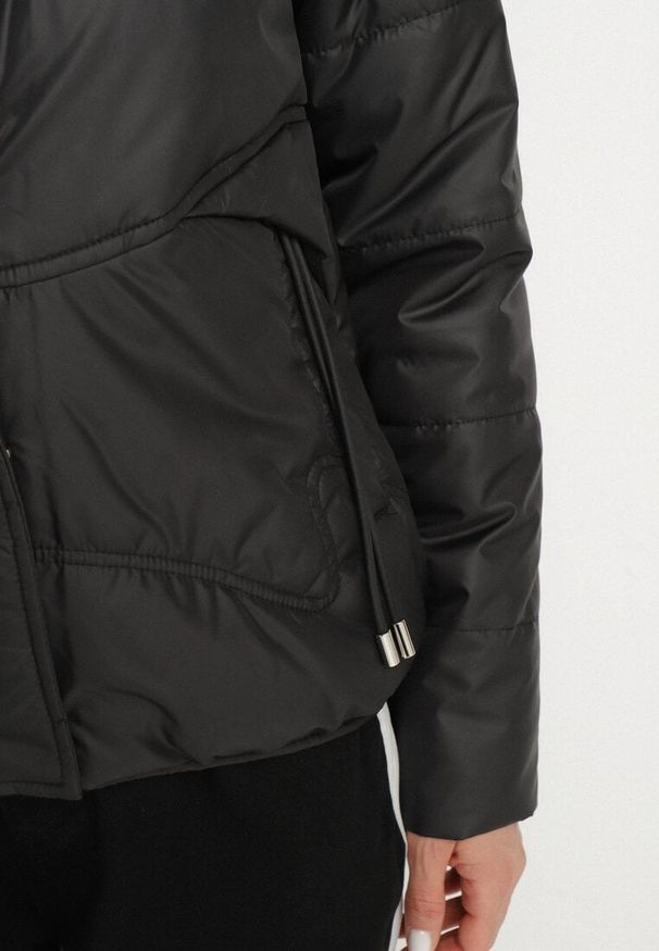 Born2be - Czarna Casualowa Kurtka z Kapturem i Ozdobnymi Sznurkami Evialinae. Okazja: na co dzień. Typ kołnierza: kaptur. Kolor: czarny. Materiał: jeans, poliester. Styl: casual