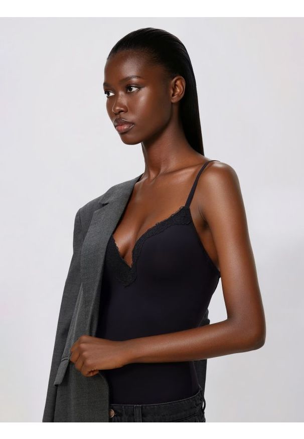 Reserved - Body z miseczkami push up - czarny. Kolor: czarny. Materiał: dzianina. Wzór: gładki