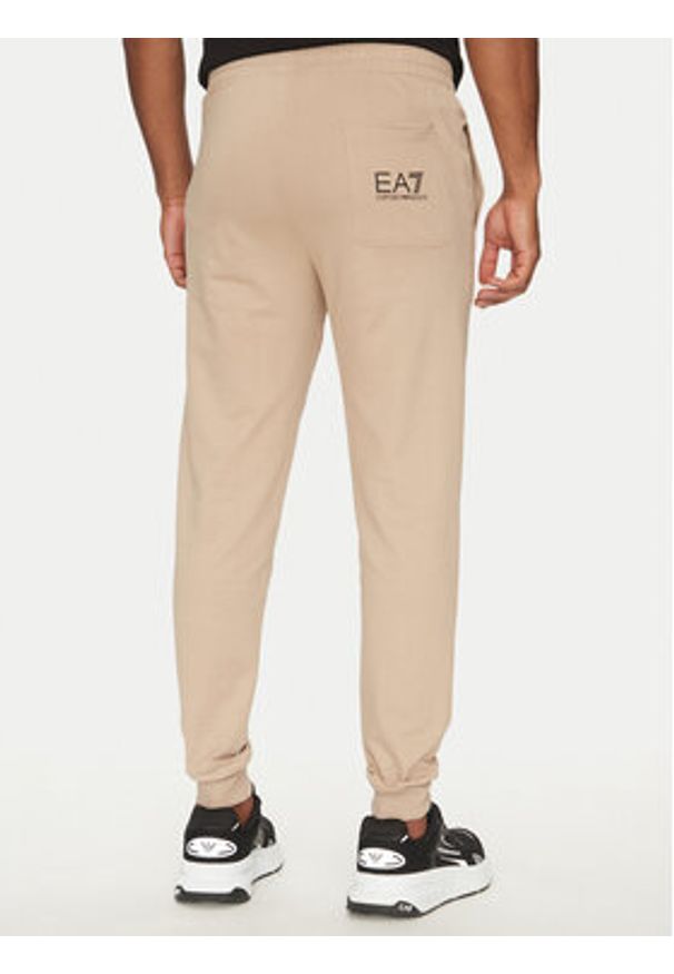 EA7 Emporio Armani Spodnie dresowe 7M000571 AF13512 M1013 Beżowy Regular Fit. Kolor: beżowy. Materiał: bawełna