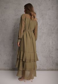 Renee - Zielona Sukienka o Koszulowym Kroju z Przedłużonym Tyłem i Falbanami Savarinna. Kolor: zielony. Materiał: poliester. Typ sukienki: koszulowe #5