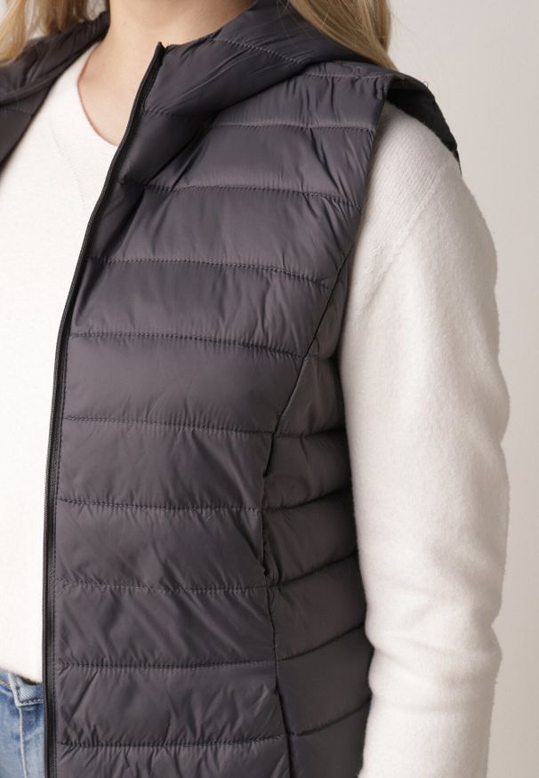 Born2be - Szara Pikowana Kamizelka Przejściowa z Kapturem Neanissa. Okazja: na co dzień. Typ kołnierza: kaptur. Kolor: szary. Materiał: jeans. Styl: casual