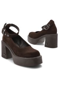 Brązowe Półbuty Karino Welurowe Obuwie Damskie. Okazja: na co dzień. Zapięcie: klamry. Kolor: brązowy. Materiał: welur. Obcas: na obcasie. Styl: casual, retro, vintage, elegancki. Wysokość obcasa: wysoki #3