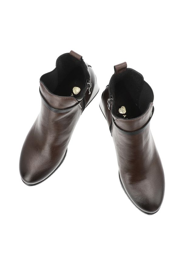 Brązowe Botki Armodo Eleganckie Obuwie Damskie Ze Skóry Naturalnej. Okazja: na co dzień. Zapięcie: pasek. Kolor: brązowy. Materiał: skóra. Wzór: geometria. Obcas: na obcasie. Styl: elegancki. Wysokość obcasa: średni