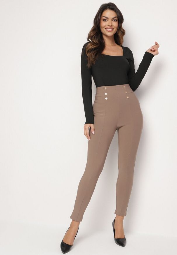 Born2be - Ciemnobeżowe Bawełniane Legginsy z Wysokim Stanem i Ozdobnymi Guzikami Rielina. Stan: podwyższony. Kolor: beżowy. Materiał: bawełna. Styl: elegancki