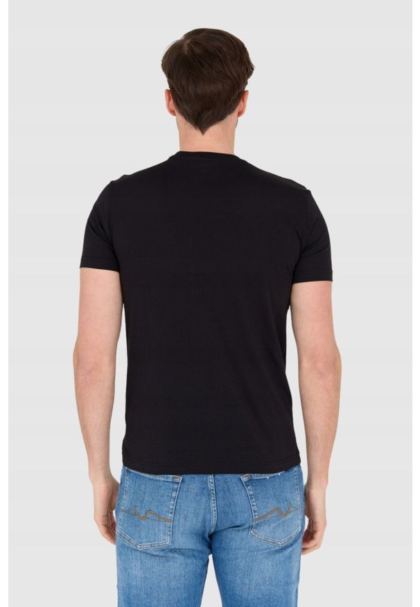 EA7 Emporio Armani - EA7 Czarna koszulka męska z naszywką z logo, Rozmiar M. Kolor: czarny. Wzór: aplikacja